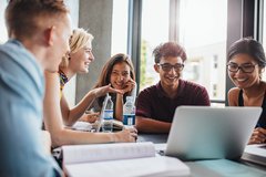 Studierende vor Laptop