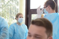 Studierende im Skills Lab der EHB beim Praxistrainung Pflege