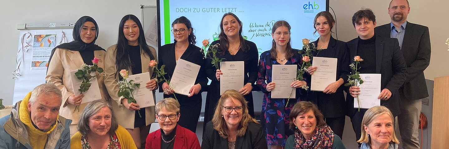 Gruppenfoto Absolvent:innen und Lehrkräfte