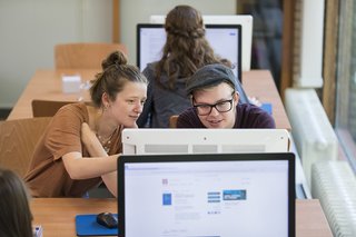 Zwei Personen am Computer