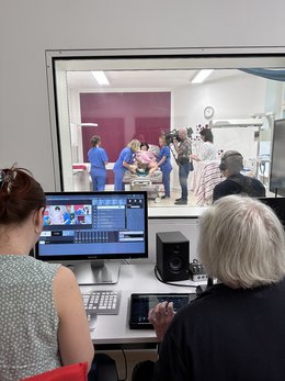 Dreharbeiten im Hebammen SkillsLab: Blick vom Regieraum in den Kreißsaal