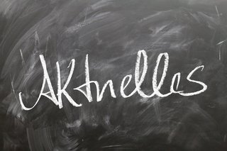Schwarze Tafel mit der Aufschrift "Aktuelles"