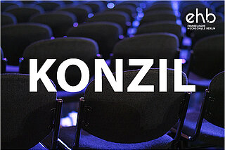 Bild von schwarzen Stuhlreihen mit Schriftzug KONZIL