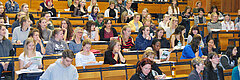 Studierende im Hörsaal Audimax EHB